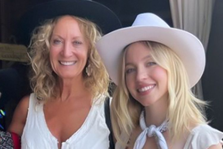Lisa Ann Mudd How Old Is Sydney Sweeney's Mother in 2026? Is Sydney Sweeney From a Wealthy Family?